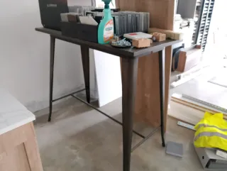 Mesa alta metálica industrial de exposición. NUEVA