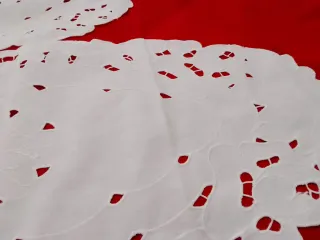 Centrotavola bianco con decorazioni