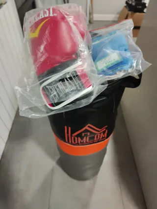 Saco de boxeo + guantes y guantillas
