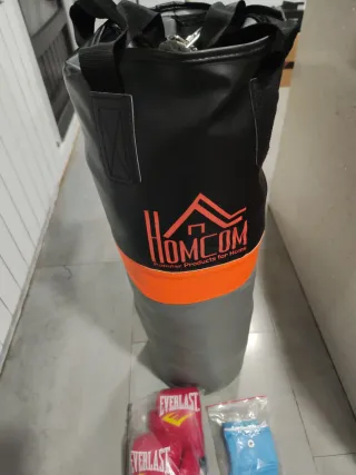 Saco de boxeo + guantes y guantillas