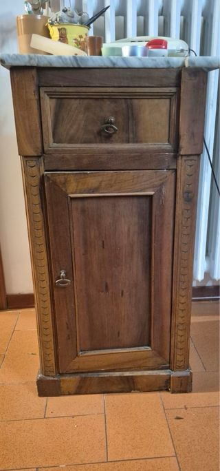 Comodino antico con marmo