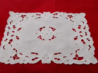 Centrino in tessuto bianco