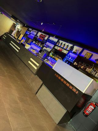 Local con licencia de pub en la calle principal