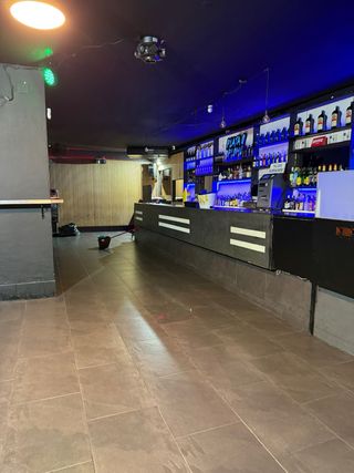 Local con licencia de pub en la calle principal