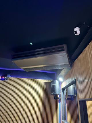 Local con licencia de pub en la calle principal