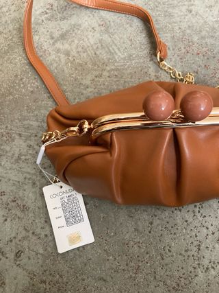 Borsetta Coconuda marrone con catena dorata