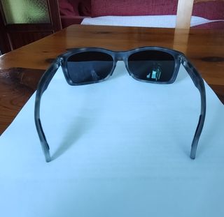 Gafas de sol Maui Jim Puhi grises polarizadas.