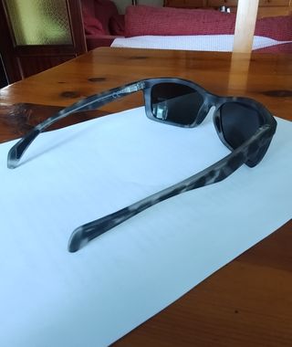 Gafas de sol Maui Jim Puhi grises polarizadas.