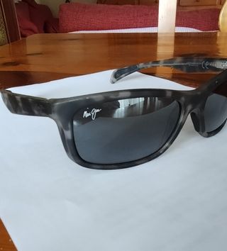 Gafas de sol Maui Jim Puhi grises polarizadas.