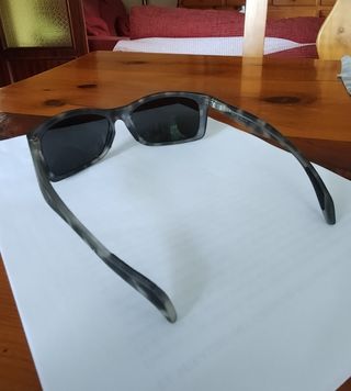 Gafas de sol Maui Jim Puhi grises polarizadas.