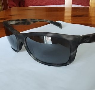 Gafas de sol Maui Jim Puhi grises polarizadas.