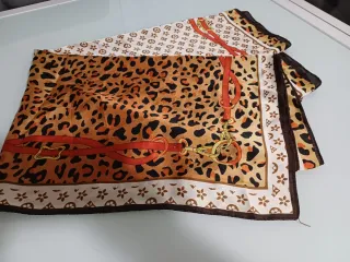 Foulard fantasia animalier e monogram