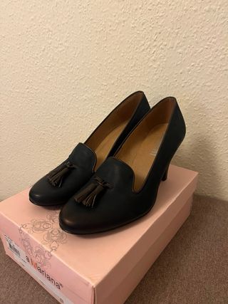 Zapatos de tacón azul marino con flecos