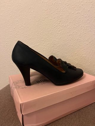 Zapatos de tacón azul marino con flecos