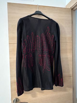 Blusa Desigual Negra con Bordados Rojos