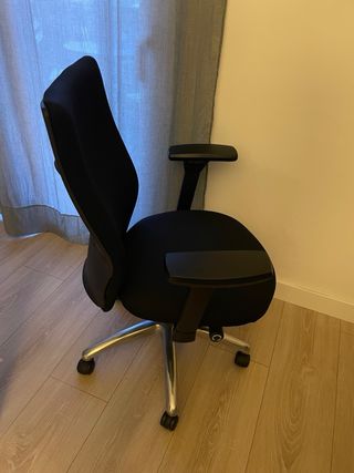Silla de oficina ergonómica negra