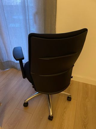 Silla de oficina ergonómica negra