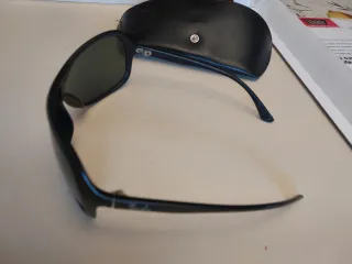 Gafas de sol Ray-Ban negras y verdes