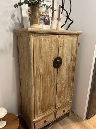 Armario antiguo de madera restaurado