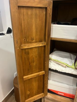 Armario antiguo de madera restaurado