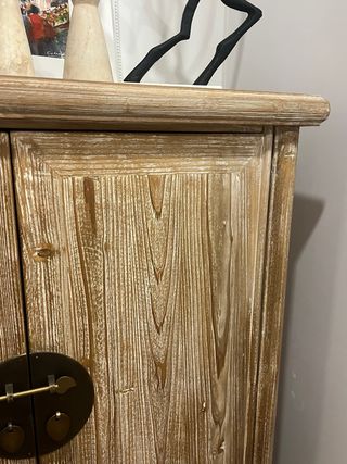 Armario antiguo de madera restaurado