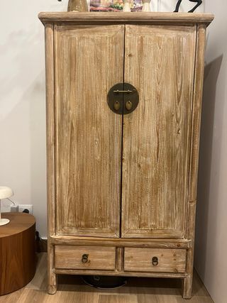 Armario antiguo de madera restaurado
