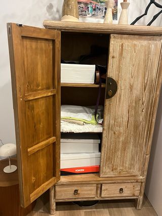 Armario antiguo de madera restaurado