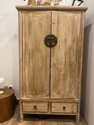 Armario antiguo de madera restaurado