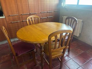 Conjunto de mesa y sillas de cocina de madera.