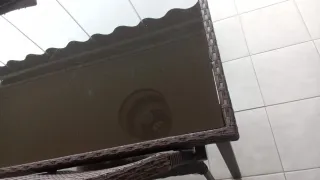 Tavolo da terrazza in vetro e rattan