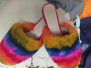 Zapatillas Peludas Arcoíris Talla 37.5