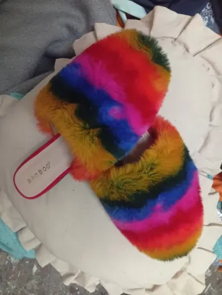 Zapatillas Peludas Arcoíris Talla 37.5