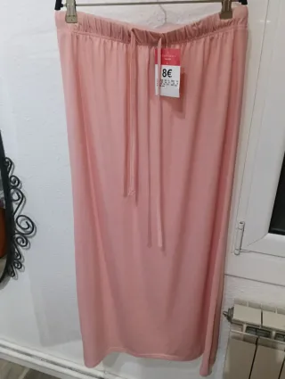 Falda larga rosa nueva