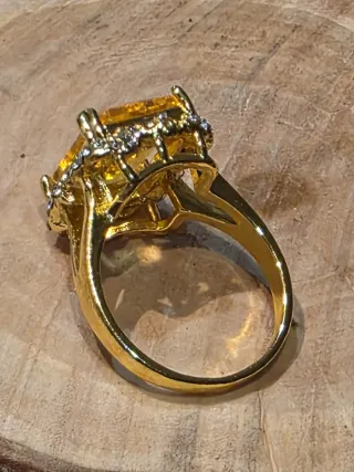 Anillo cóctel lujo con piedra amarilla