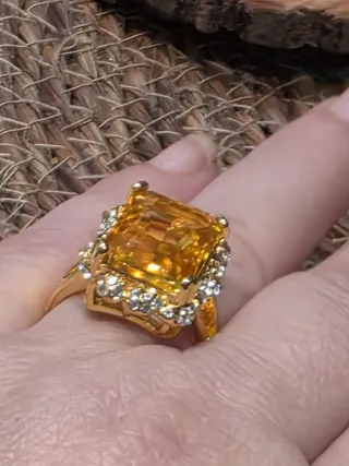 Anillo cóctel lujo con piedra amarilla