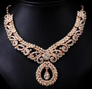 Gargantilla dorada con pedrería