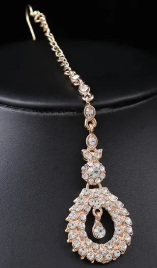 Gargantilla dorada con pedrería