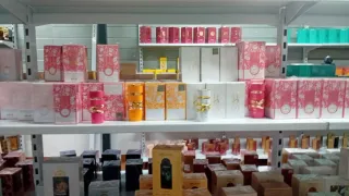 Colonia dorada y roja