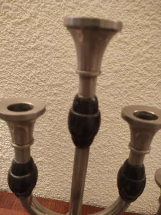 Candelabros de metal plateado y negro