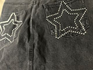 Falda vaquera negra Pull&Bear con tachuelas