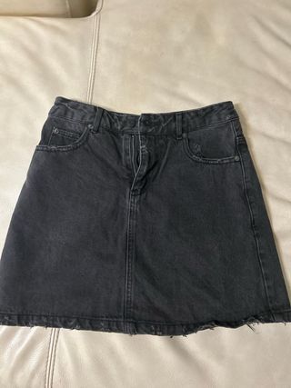 Falda vaquera negra Pull&Bear con tachuelas