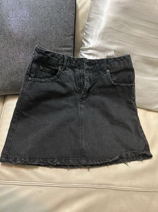 Falda vaquera negra Pull&Bear con tachuelas