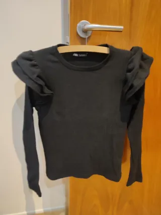 Camiseta Zara negra con volantes