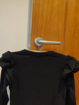 Camiseta Zara negra con volantes