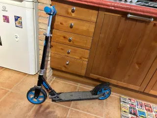 Patinete infantil azul y negro