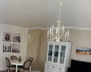 Lámpara de araña de metal blanca