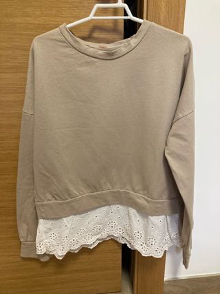 Sudadera beige con detalle de puntilla en blanco