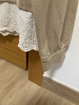 Sudadera beige con detalle de puntilla en blanco