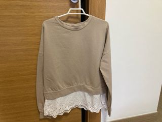 Sudadera beige con detalle de puntilla en blanco