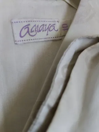 Vestido beige con estampado floral,